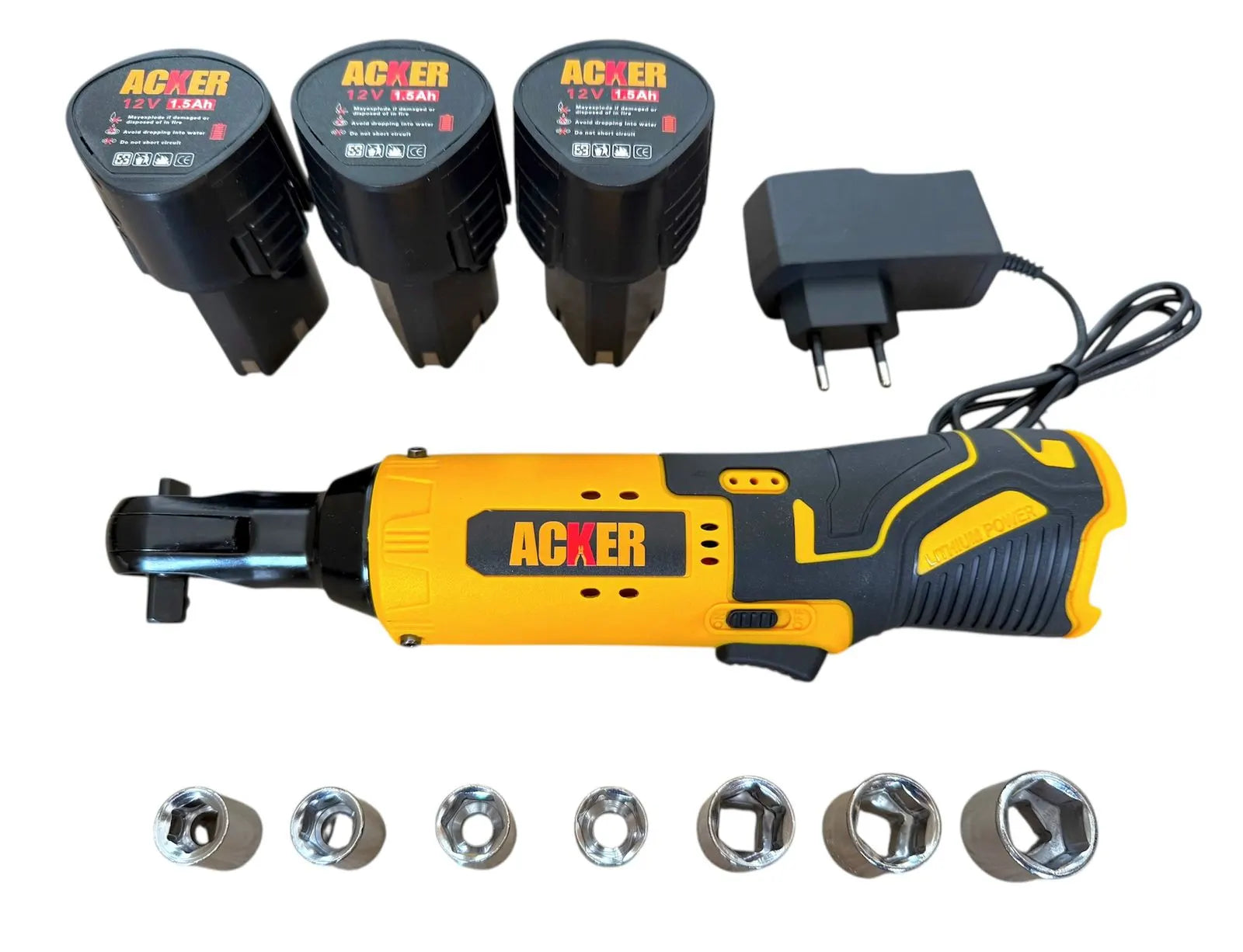 Llave de trinquete inalámbrica Acker Tools 12V 80Nm en exterior, acompañada de 3 baterías de litio recargables y set de dados para uso profesional.