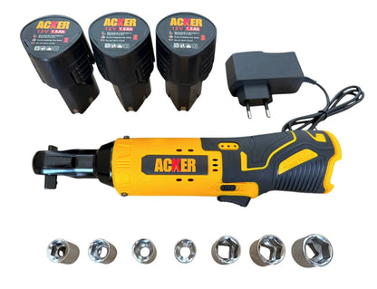 Llave de trinquete inalámbrica Acker Tools 12V 80Nm en exterior, acompañada de 3 baterías de litio recargables y set de dados para uso profesional.