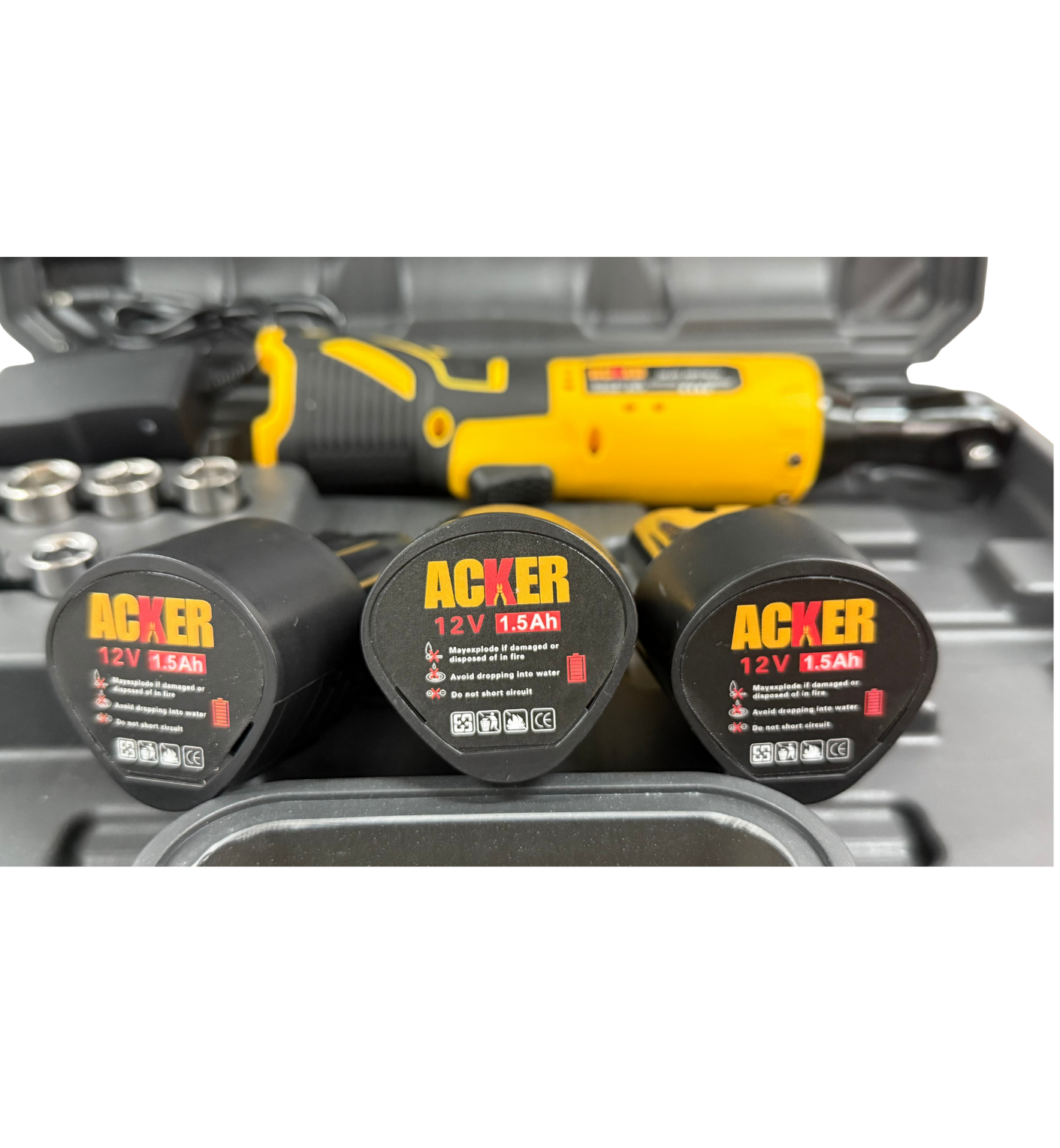 Tres baterías de litio recargables de 12V incluidas en el kit de la llave de trinquete Acker Tools, ideales para trabajo continuo sin interrupciones