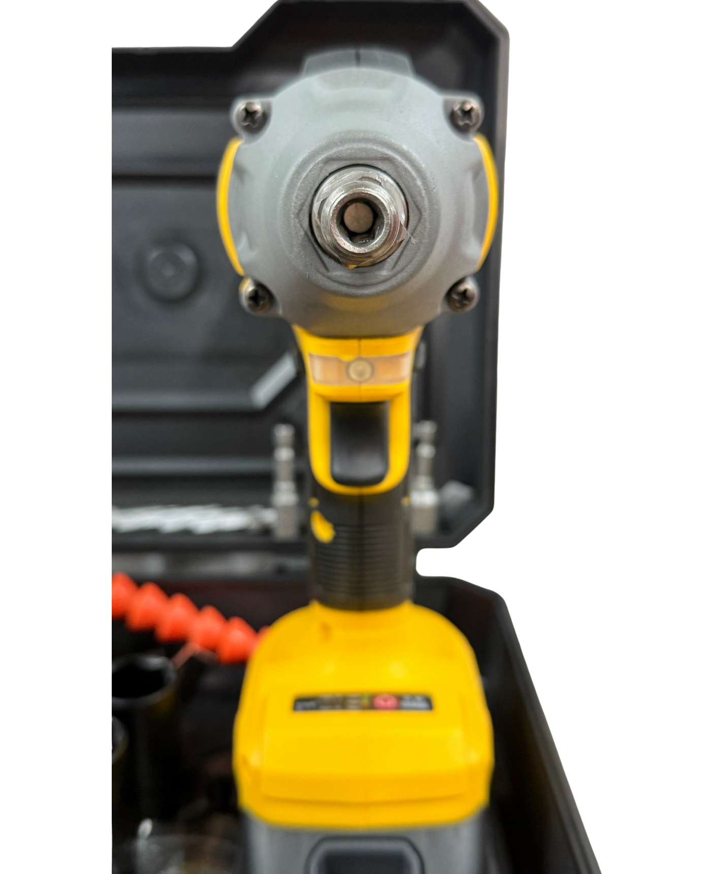 Vista frontal de la llave de impacto Acker Tools 320Nm, mostrando su estructura robusta, salida de impacto de 1/2 pulgada y diseño ergonómico