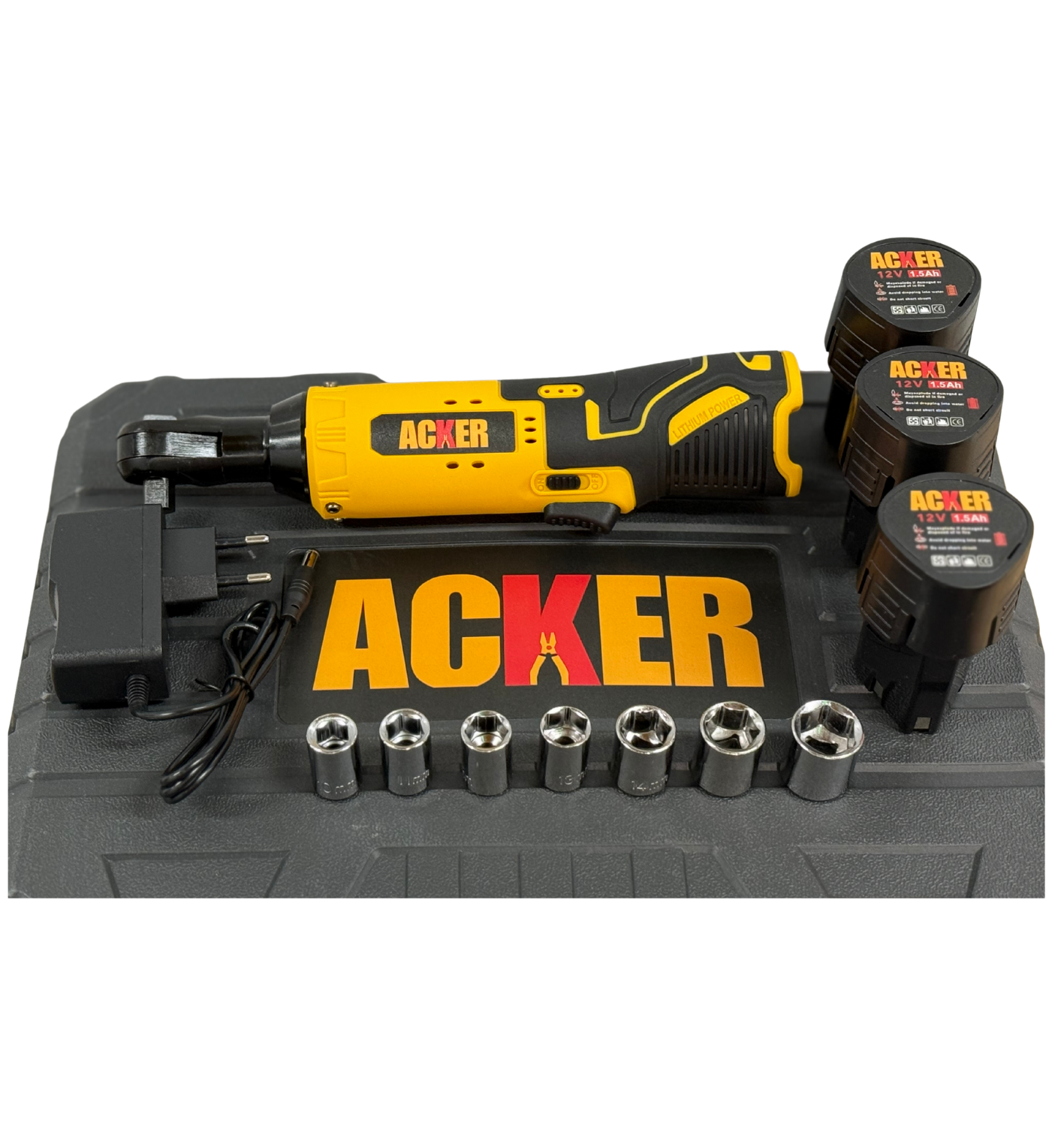 Llave de trinquete inalámbrica Acker Tools 12V 80Nm en exterior, acompañada de 3 baterías de litio recargables y set de dados para uso profesional.