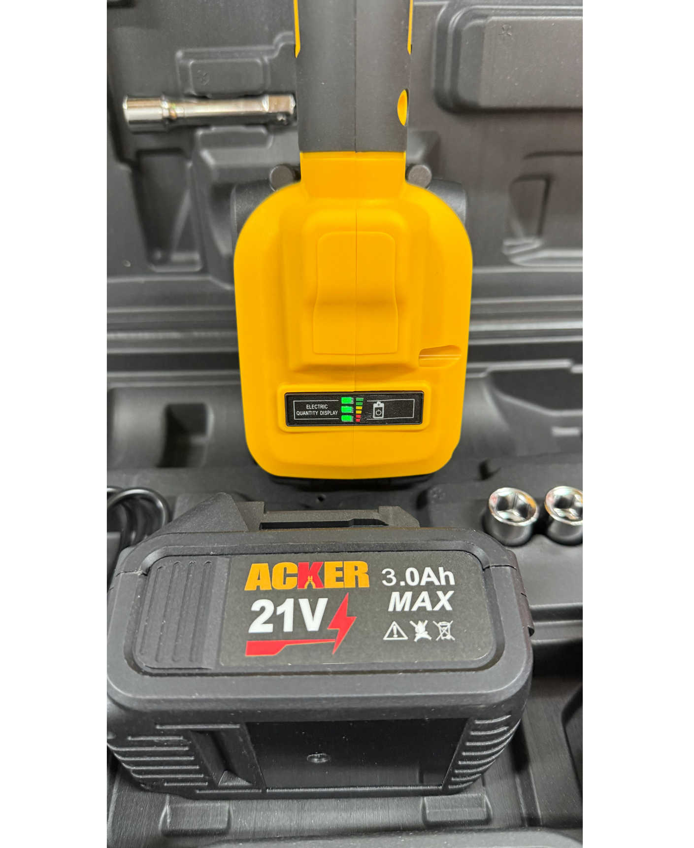 Vista frontal de la llave de trinquete Acker Tools de 21V con batería conectada, mostrando selector de dirección y modos de uso